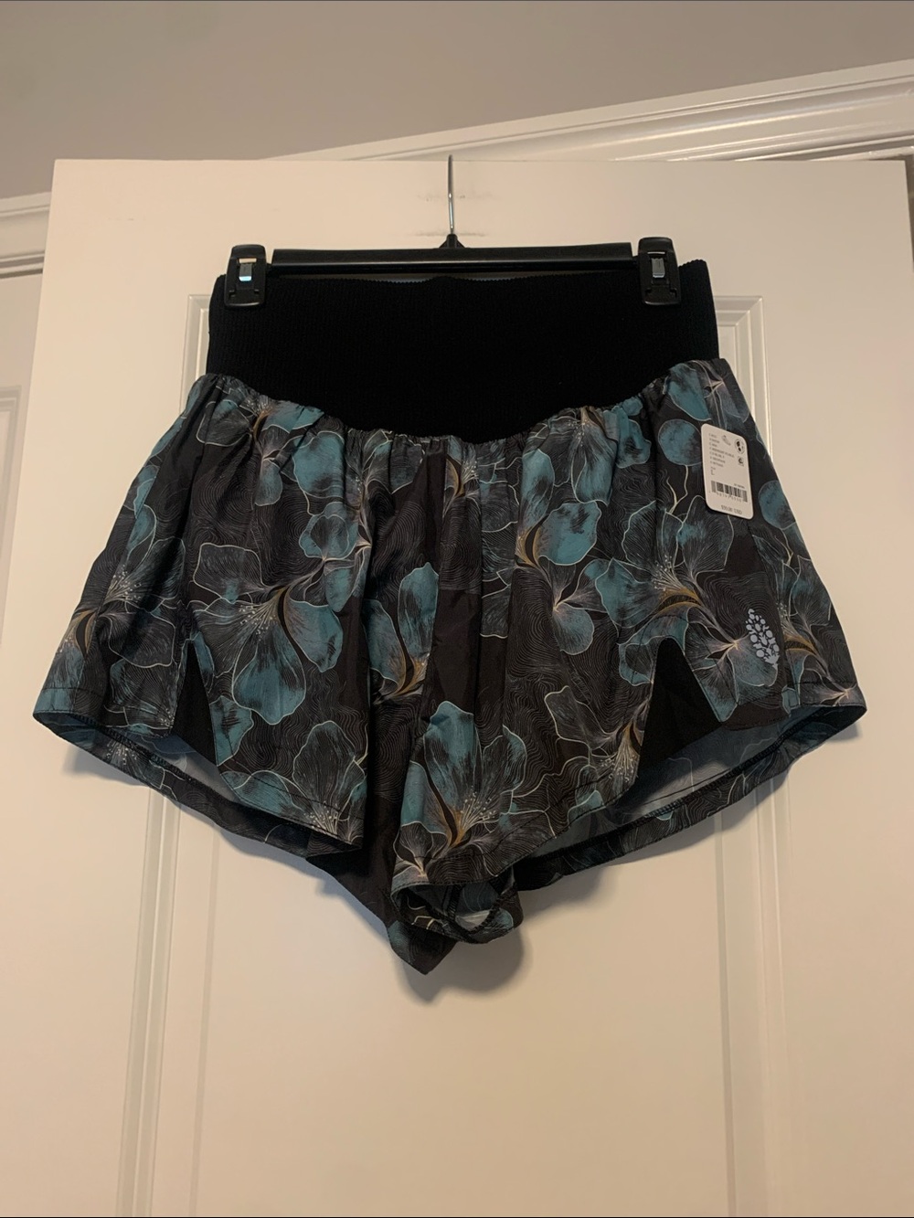 Free People Movement Short in Midnight Floral
Sz L, NWT